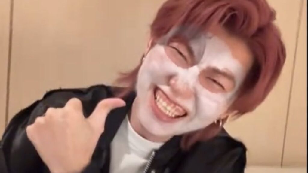 ビターバカンスでグーのポーズの若井滉斗