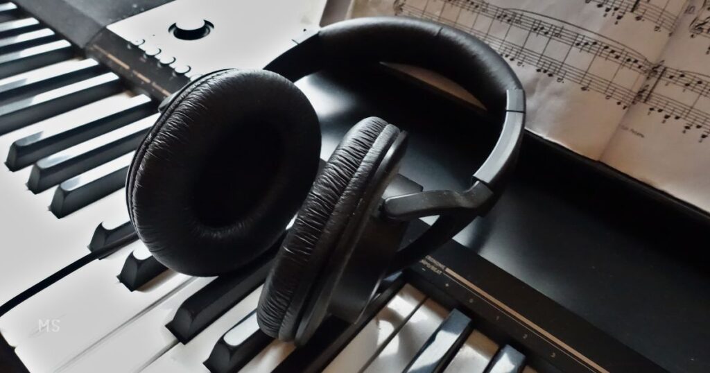 ピアノとヘッドフォンと楽譜