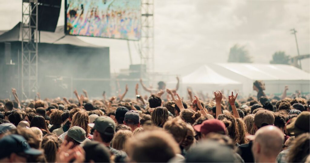野外フェス会場で盛り上がっている様子